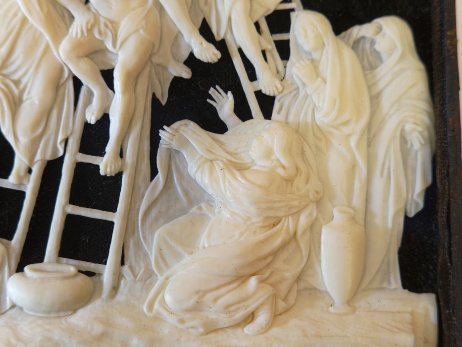 Bas-relief de la Descente de croix : vue partielle de la moitié inférieure