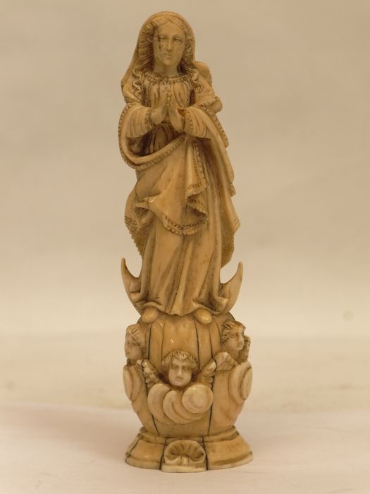 Statuette : vue générale de face - © conservation régionale des Monuments historiques Bourgogne-Franche-Comté