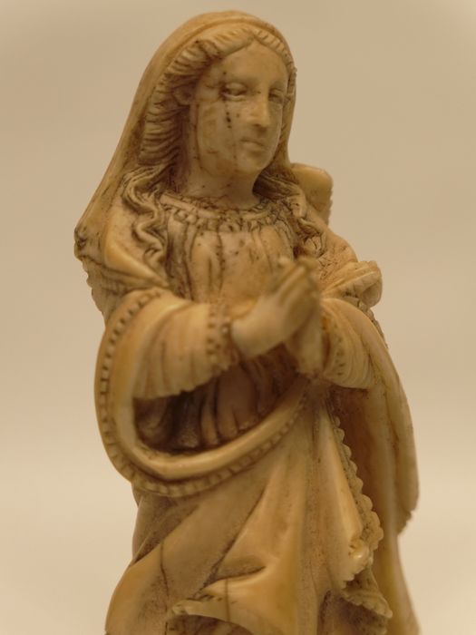 Statuette : vue latérale dextre de la Vierge à mi-corps