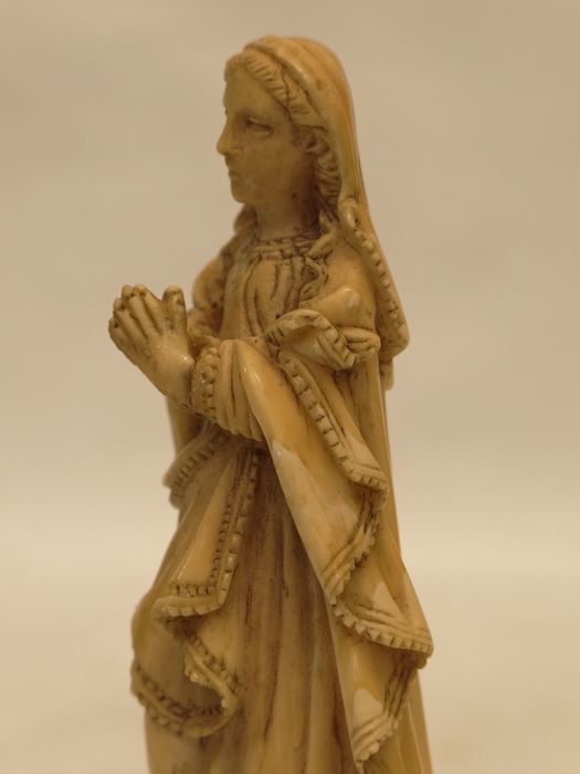 Statuette : vue latérale senestre de la Vierge à mi-corps