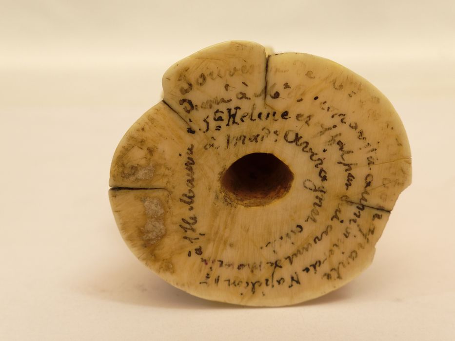 Statuette : détail de l'inscription sous le socle