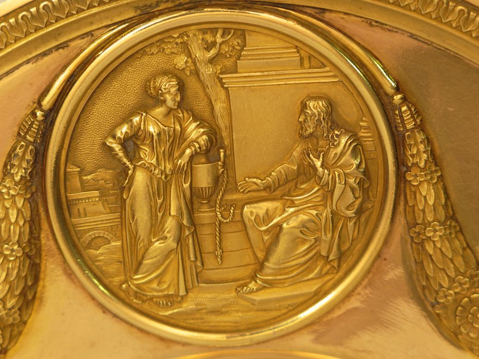 Bassin : détail du médaillon de la Samaritaine au puits