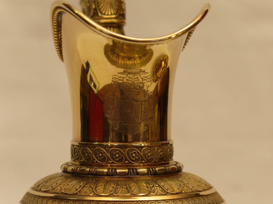 Aiguière : détail du blason sur le bec