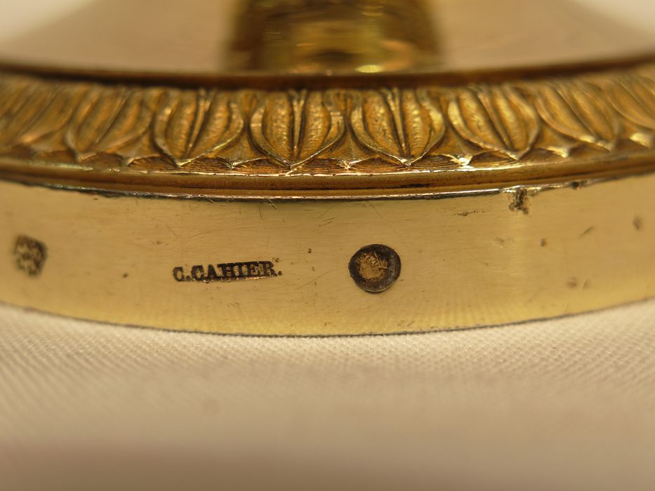 Aiguière : détail du poinçon de garantie et de la marque d'auteur sur le pied