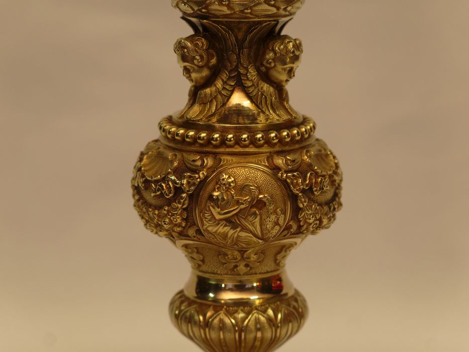 Calice : détail du médaillon de saint Jean sur le noeud