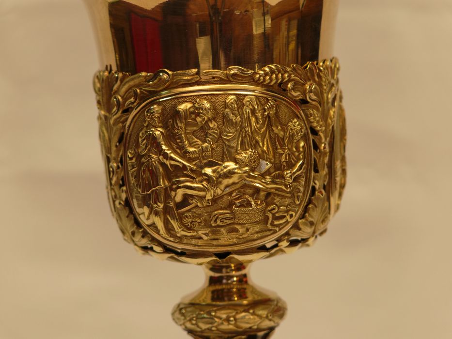 Calice : détail du médaillon de la Crucifixion sur la coupe