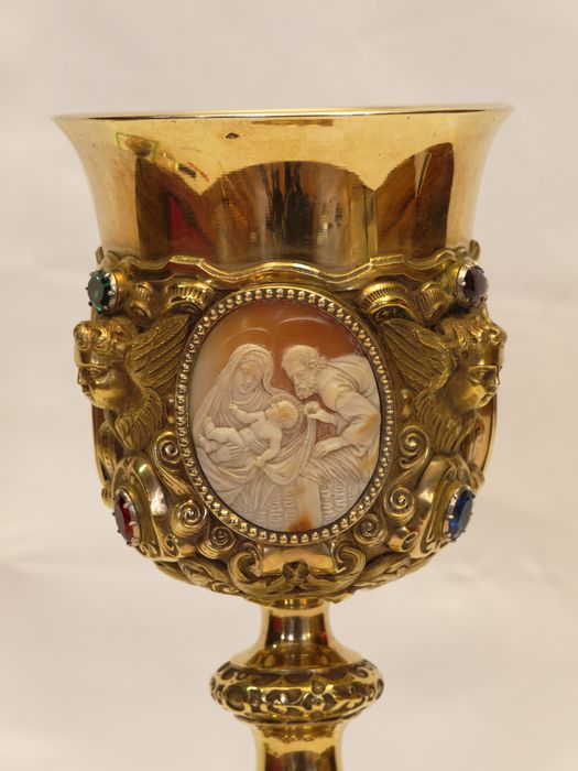Calice : vue partielle de la coupe et du médaillon de la Nativité