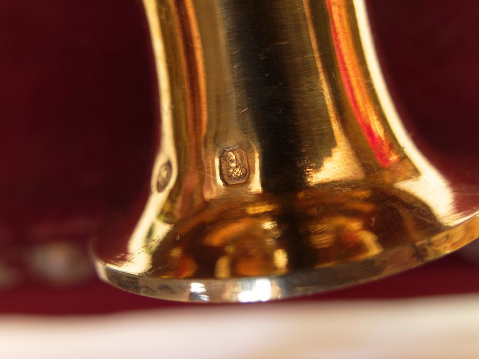 Bougeoir pontifical : détail du poinçon de titre