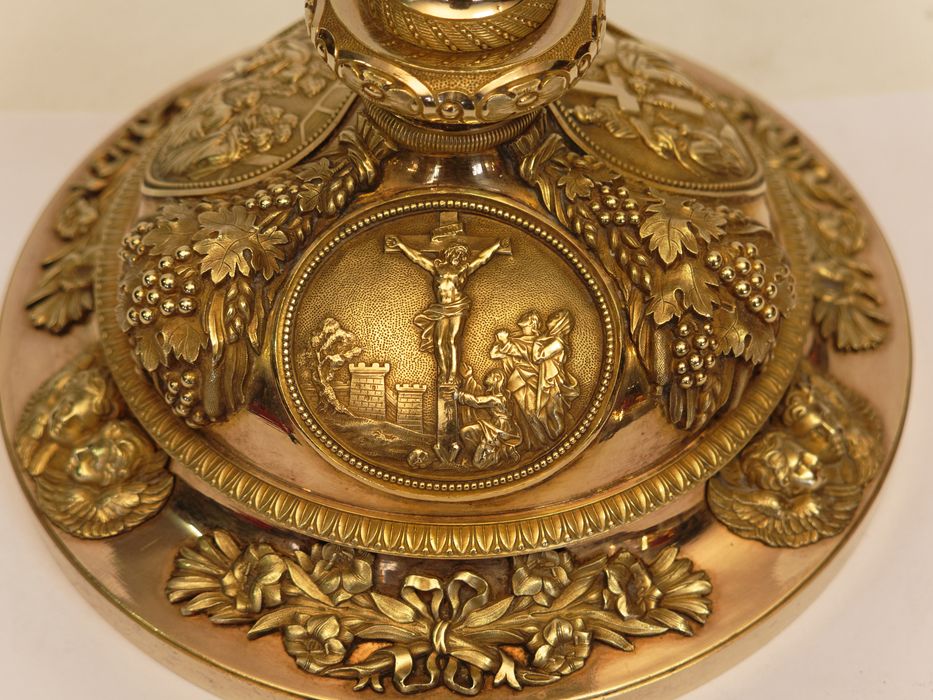 Calice : vue partielle du pied et du médaillon de la Crucifixion