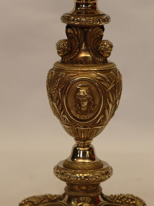 Calice : vue partielle de la tige, du noeud et du médaillon de la Vierge