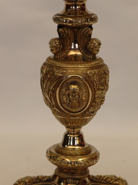 Calice : vue partielle de la tige, du noeud et du médaillon du Christ