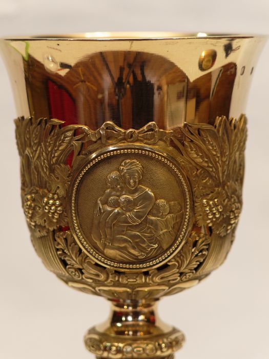 Calice : vue partielle de la coupe et du médaillon de la Charité