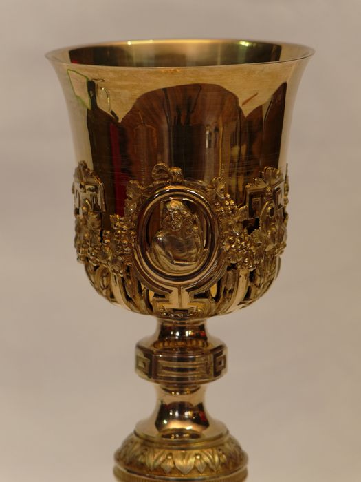 Calice : vue partielle de la coupe et du médaillon du Christ au roseau