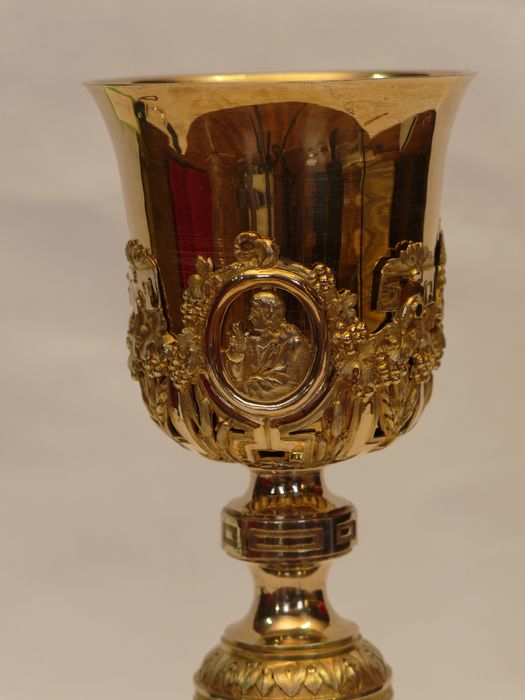 Calice : vue partielle de la coupe et du médaillon de saint Jean