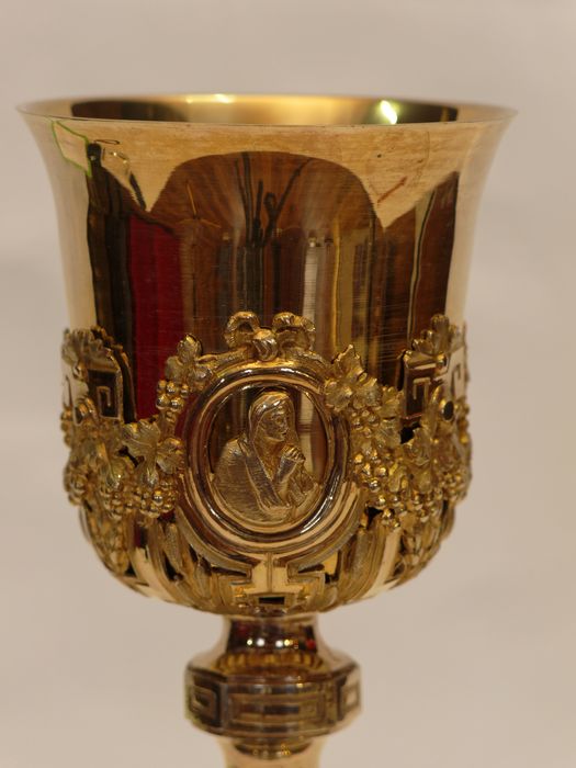 Calice : vue partielle de la coupe et du médaillon de la Vierge