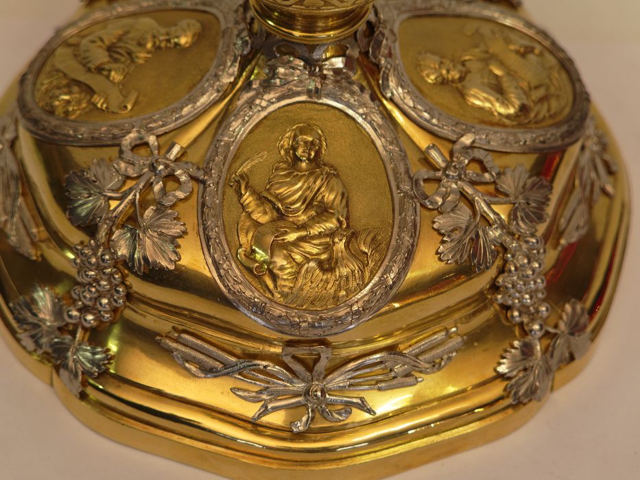 Calice : vue partielle du pied et du médaillon de saint Jean