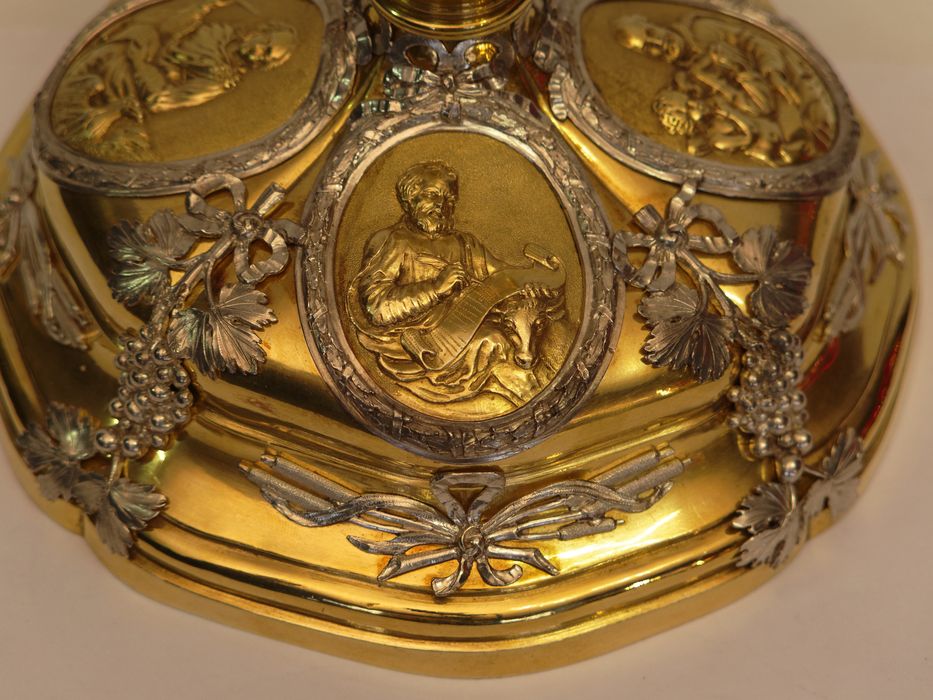 Calice : vue partielle du pied et du médaillon de saint Luc