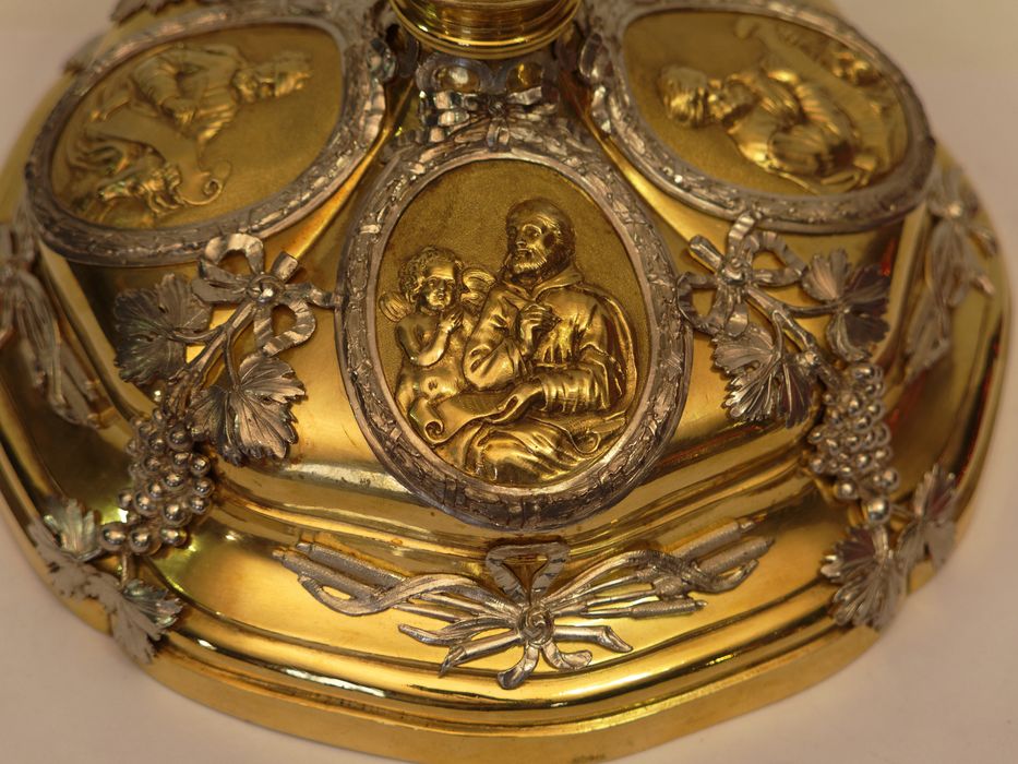 Calice : vue partielle du pied et du médaillon de saint Mathieu