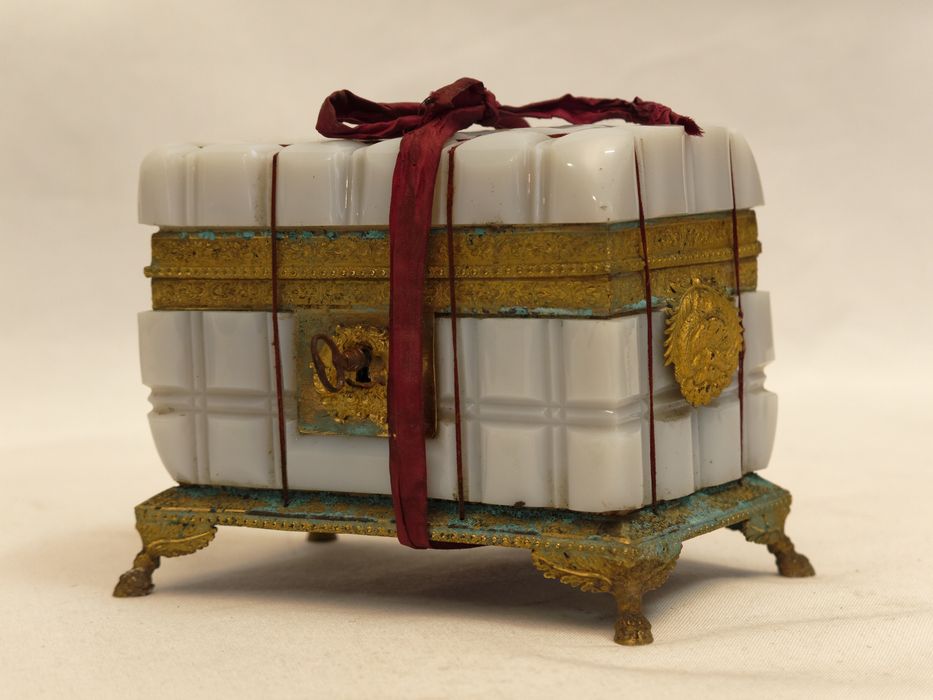 Coffret reliquaire : vue latérale senestre
