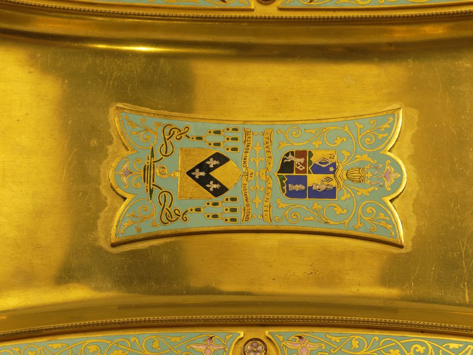 Plateau à ciseaux : détail des blasons - © conservation régionale des Monuments historiques Bourgogne-Franche-Comté