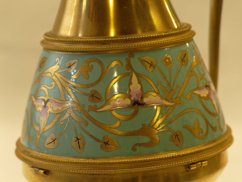Aiguière : détail du décor de la panse