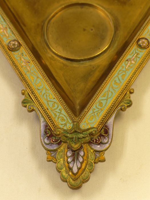 Plateau à ampoules : détail du décor