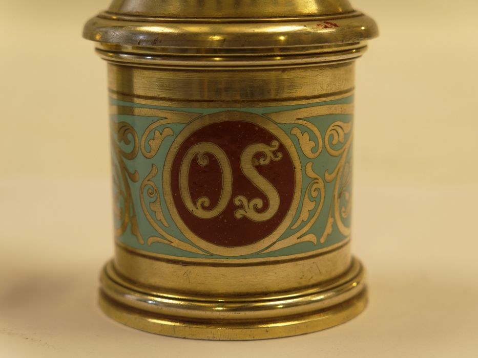 Ampoule à huile des malades : détail de la boîte