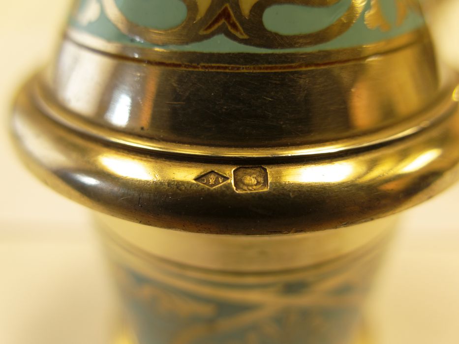 Ampoule à huile des malades : détail des poinçons