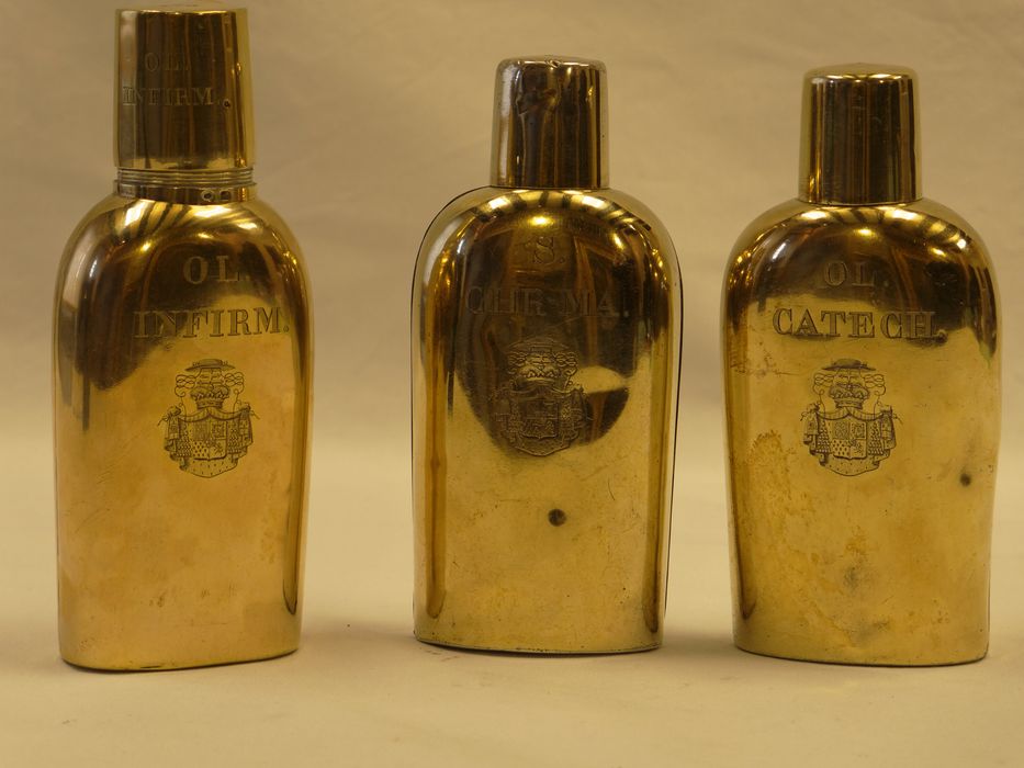 Ampoules aux saintes huiles : vue générale