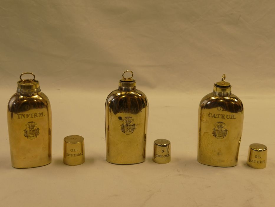 Ampoules aux saintes huiles : vue générale, couvercle ouvert