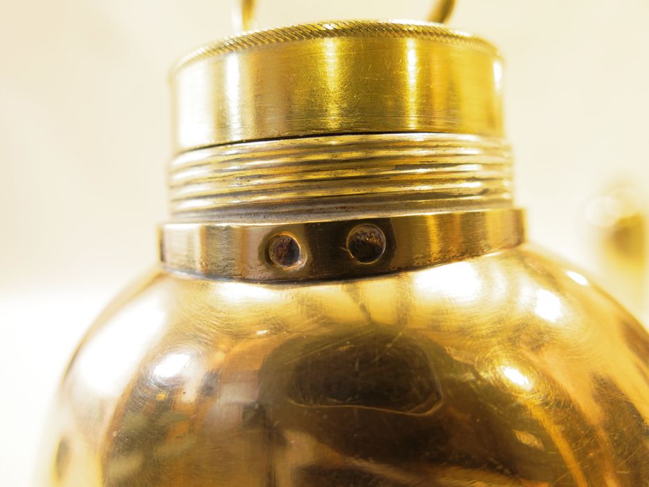 Ampoule à huile des malades : détail des poinçons de garantie