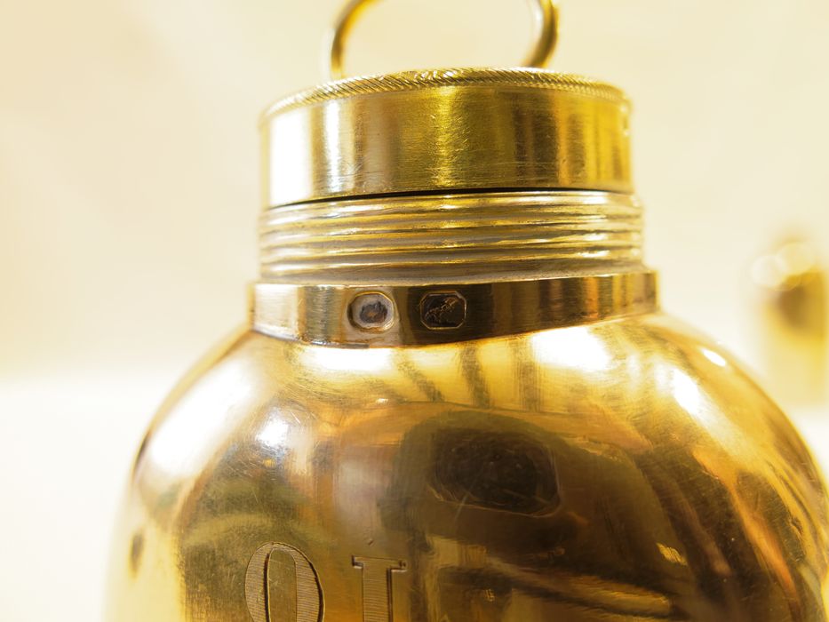 Ampoule à huile des malades : détail des poinçons de titre et recense