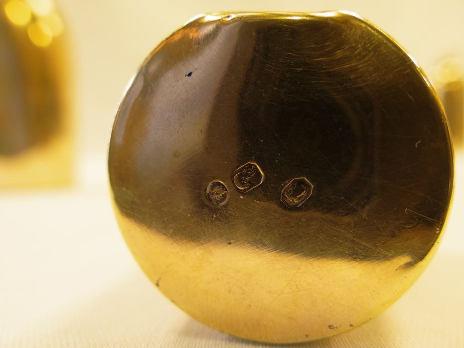 Ampoule à huile des malades : détail des poinçons de titre, garantie et recense