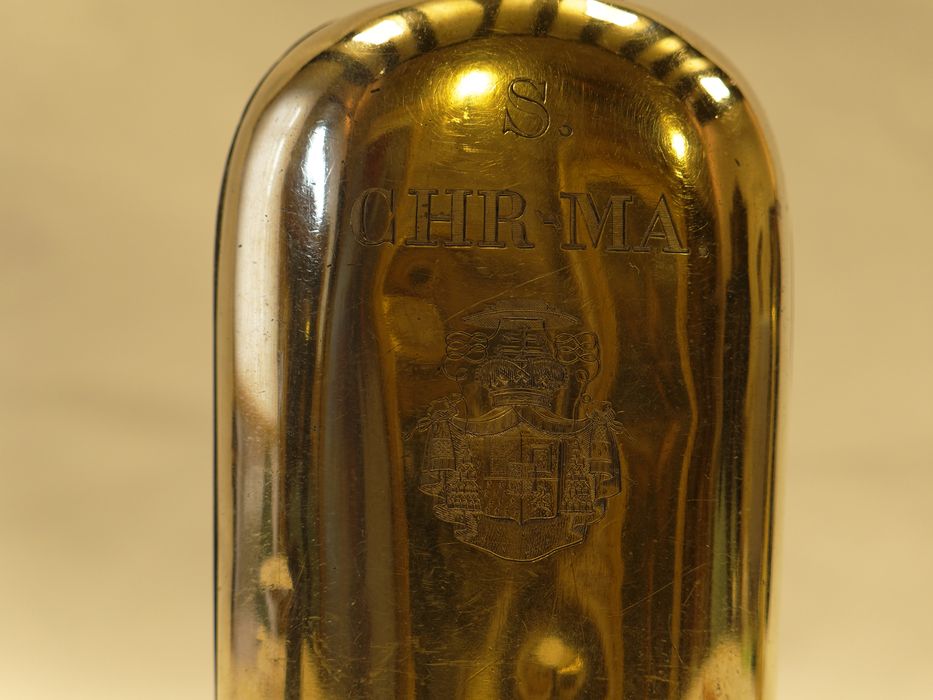 Ampoule à saint Chrême : détail de l'inscription et du blason