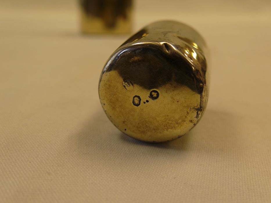 Ampoule à saint Chrême : détail des poinçons de titre et garantie