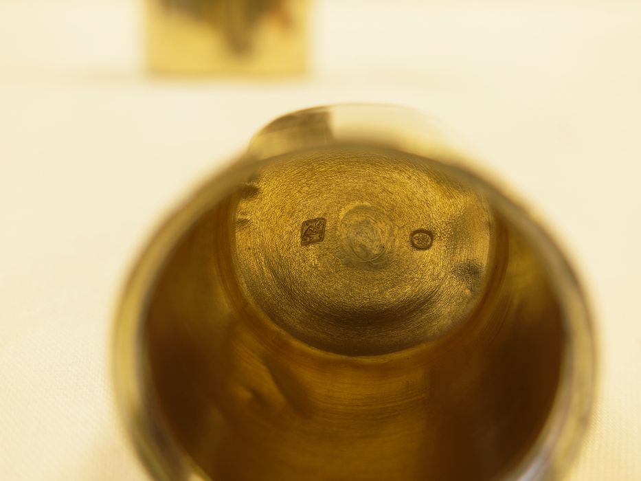 Ampoule à saint Chrême : détail des poinçons de maître et recense