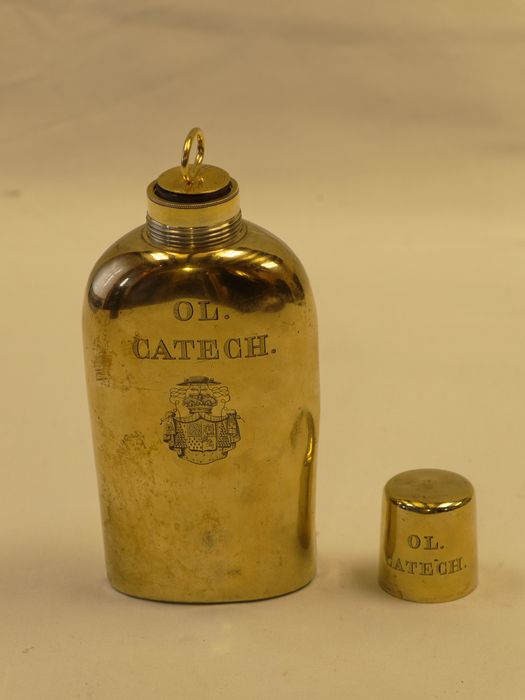 Ampoule à huile des catéchumènes : vue générale
