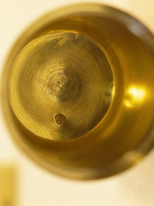 Ampoule à huile des catéchumènes : détail du poinçon de maître