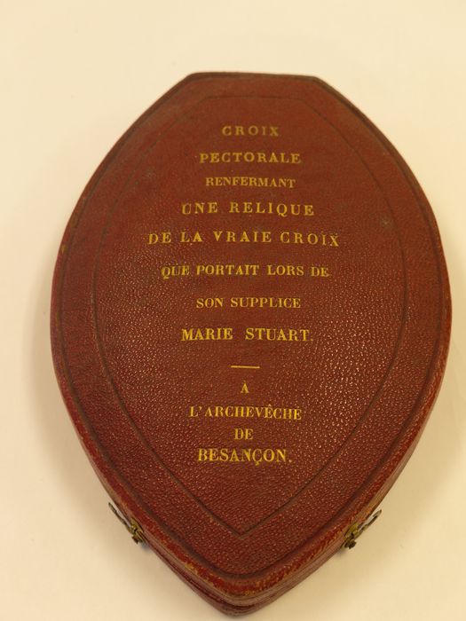 Croix pectorale : détail de l'inscription sur l'écrin
