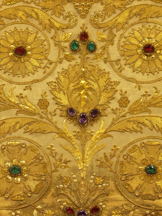 Mitre : détail du décor de la mitre de face