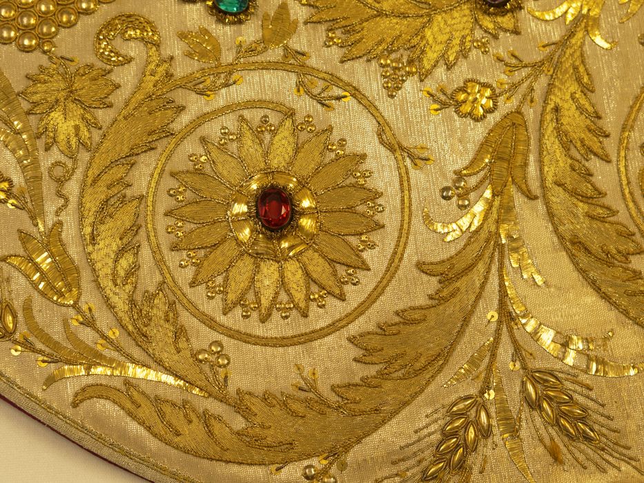 Mitre : détail des pierres et des broderies