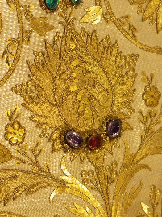Mitre : détail des pierres et des broderies