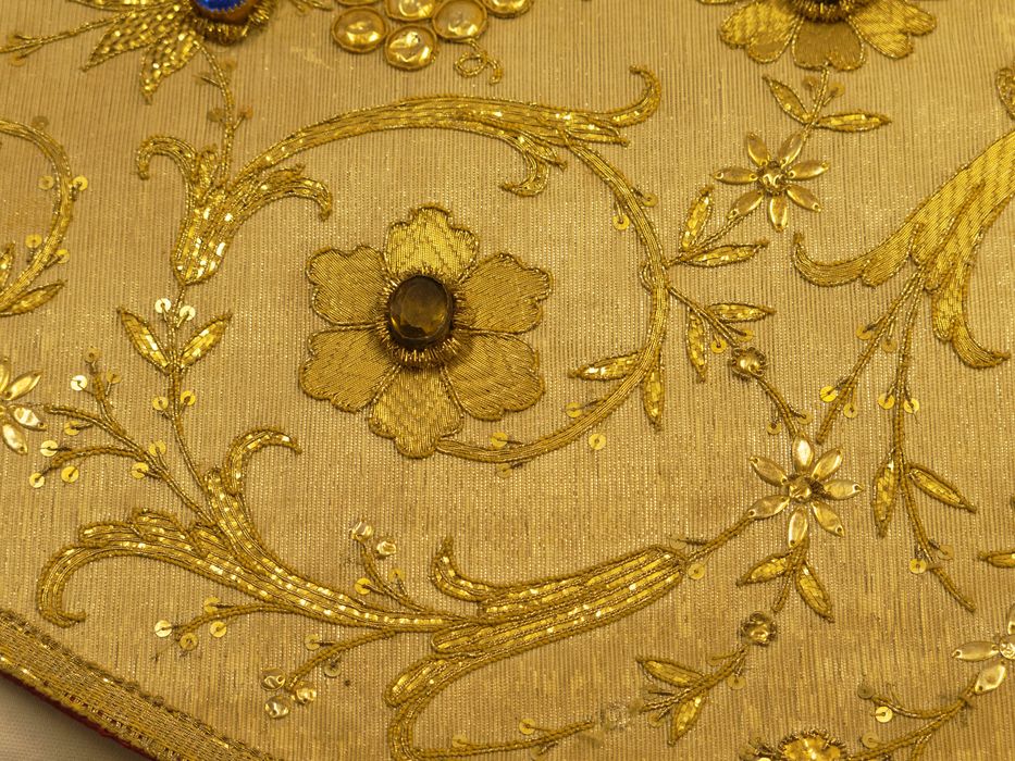 Mitre : détail des pierres et des broderies