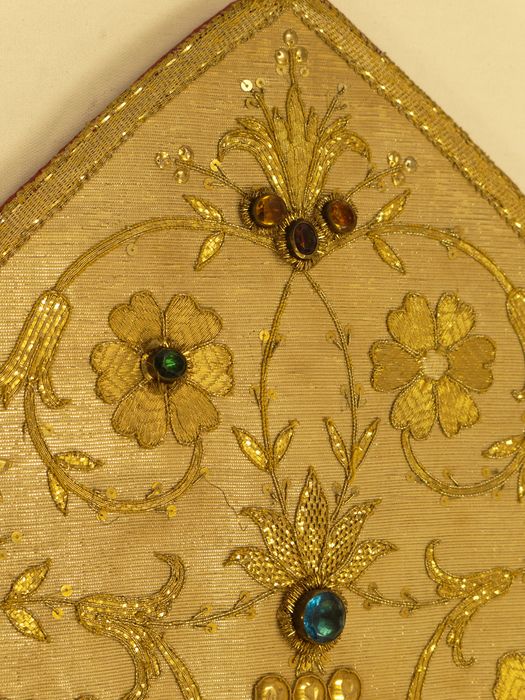Mitre : détail des pierres et des broderies