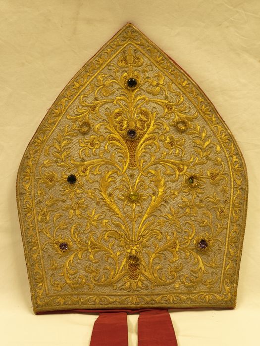 Mitre : vue partielle de la mitre de face - © conservation régionale des Monuments historiques Bourgogne-Franche-Comté