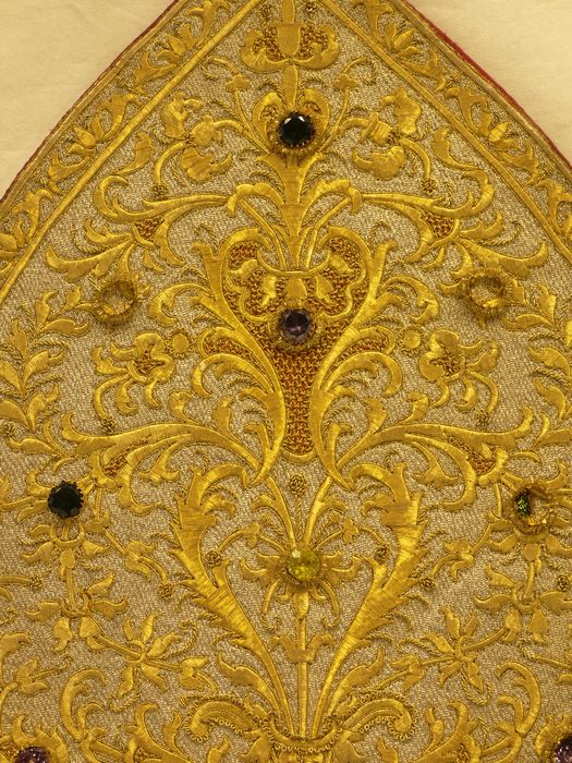 Mitre : détail du décor de la mitre de face - © conservation régionale des Monuments historiques Bourgogne-Franche-Comté