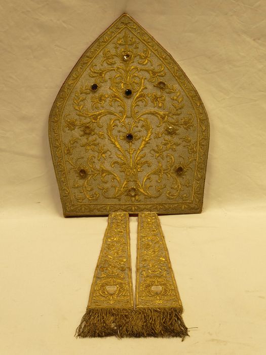 Mitre : vue générale de dos - © conservation régionale des Monuments historiques Bourgogne-Franche-Comté