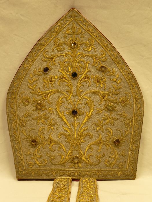Mitre : vue partielle de la mitre de dos - © conservation régionale des Monuments historiques Bourgogne-Franche-Comté
