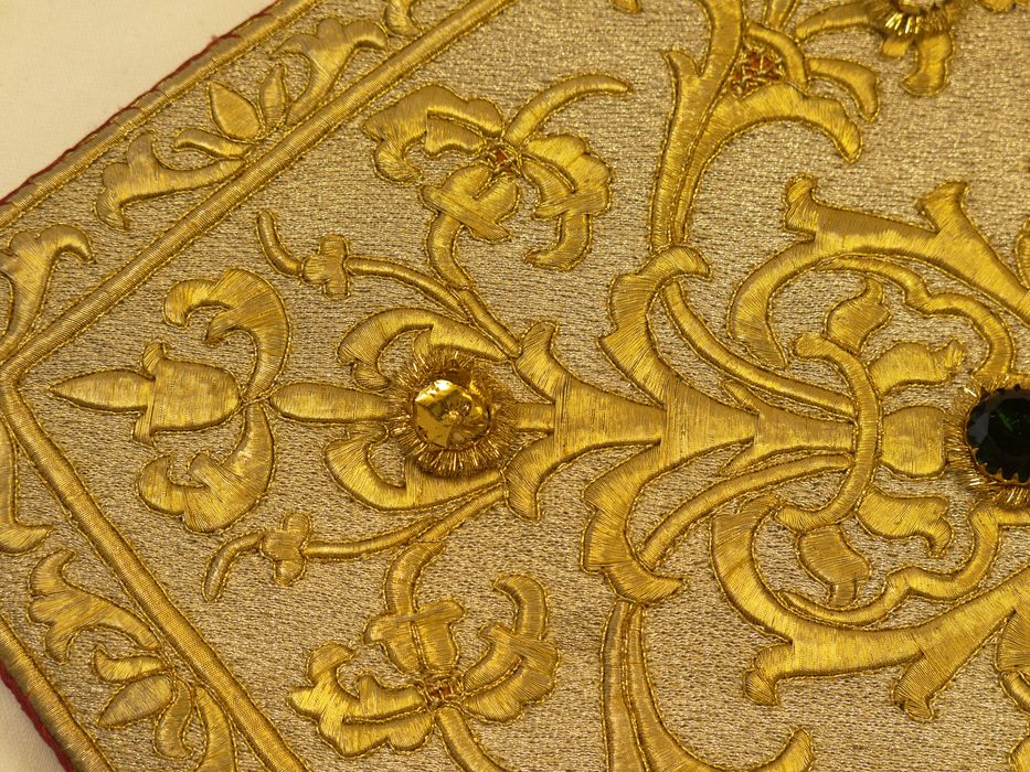 Mitre : détail des pierres et des broderies