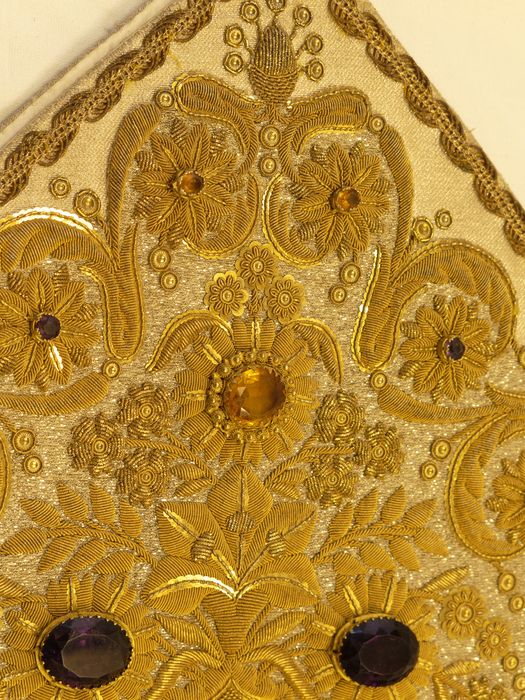 Mitre : détail des pierres et des broderies